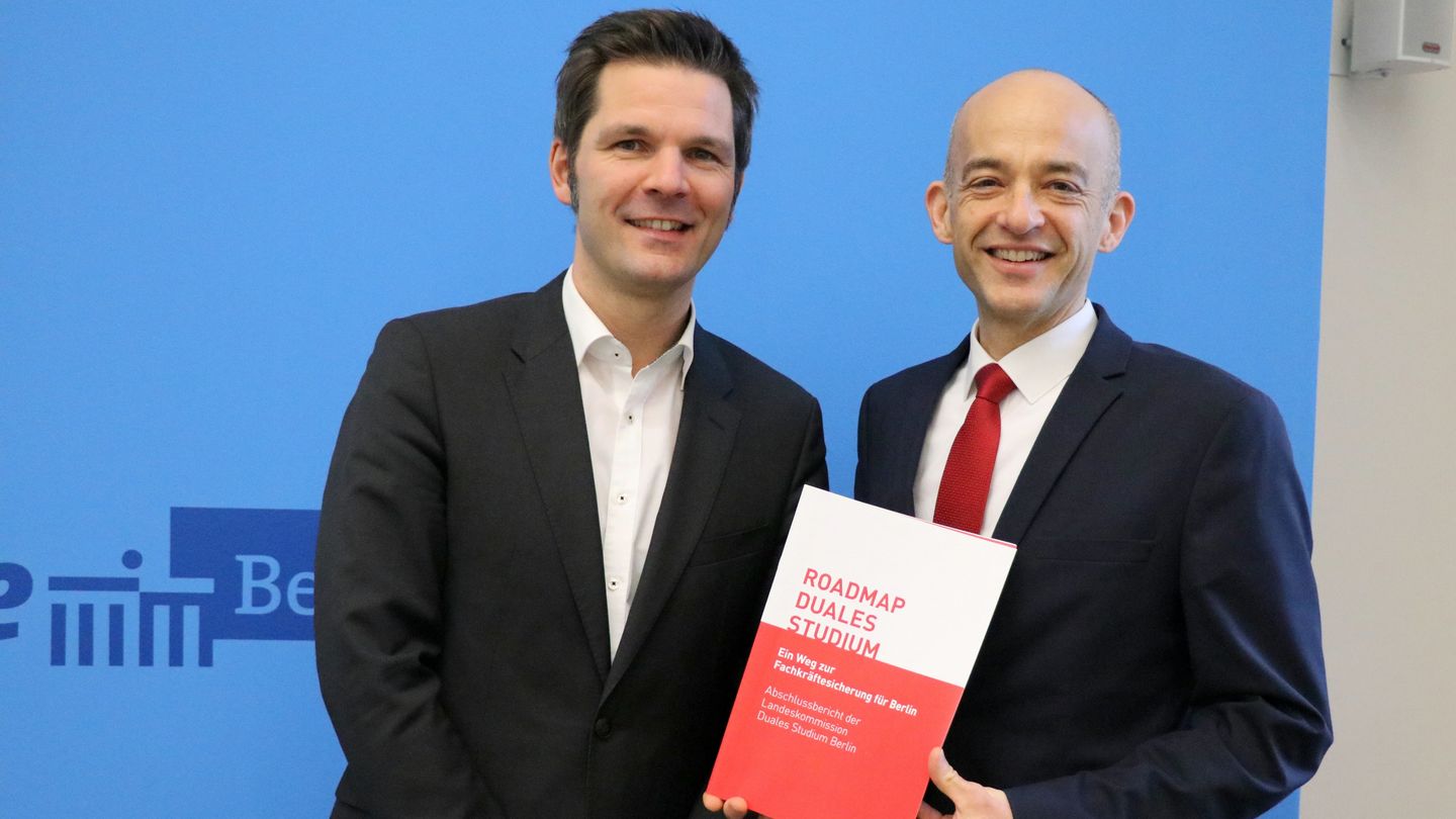 Wissenschaftsstaatssekretär Steffen Krach (links) und Prof. Dr. Andreas Zaby, Präsident der HWR Berlin, stellen die Empfehlungen der Berliner Landeskommission Duales Studium vor.