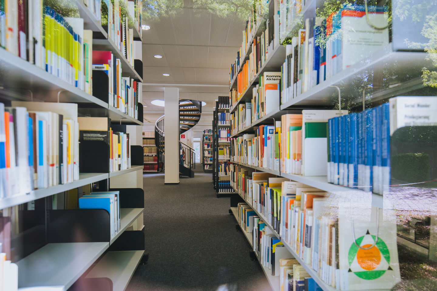 Studying at the Campus Lichtenberg of the HWR Berlin: A glimpse into the library. Photo: Oana Popa-Costea