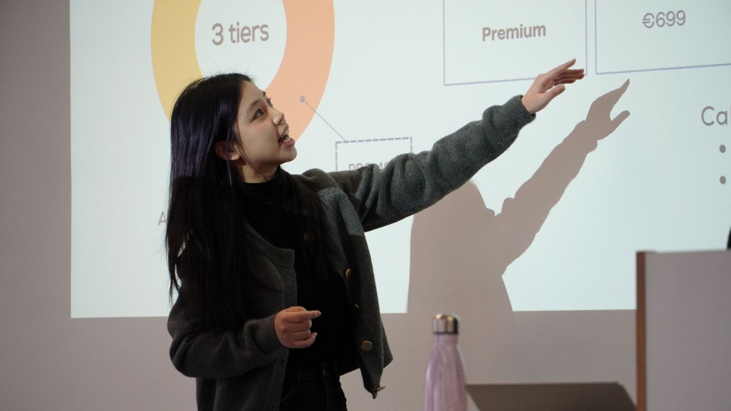 Studentin hält Präsentation