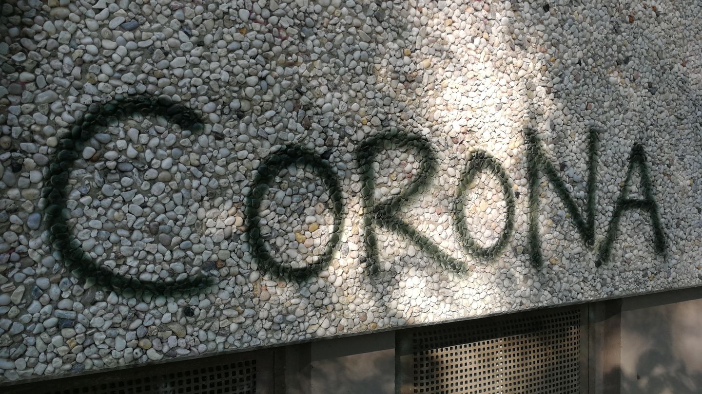 Schriftzug "CORONA" auf Stein-Oberfläche