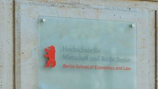 Plakette mit dem Namen der Hochschule 