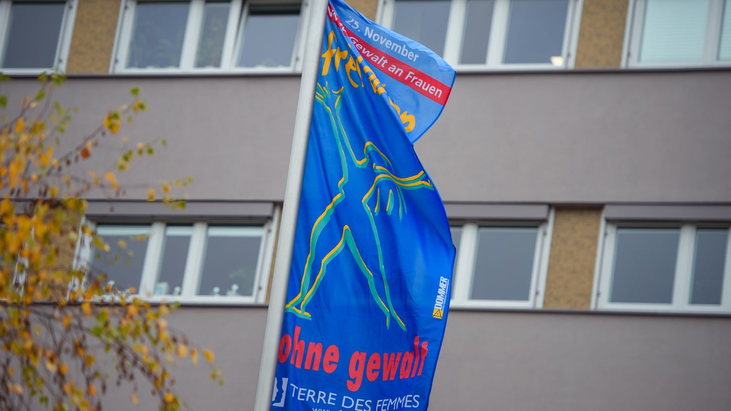 Aktionstag gegen Gewalt an Frauen am Campus Lichtenberg der HWR Berlin:  Flagge der Frauenrechtsorganisation „Terre des Femmes“ gehisst.