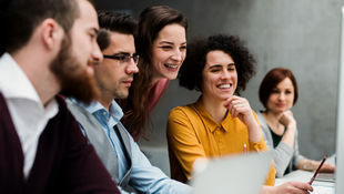 Professorin oder Professor werden: Drei weibliche und zwei männliche Interessierte schauen sich eine Stellenausschreibung für eine Professur auf dem Computerbildschirm an. Foto: © Halfpoint/Getty Images/iStockphoto