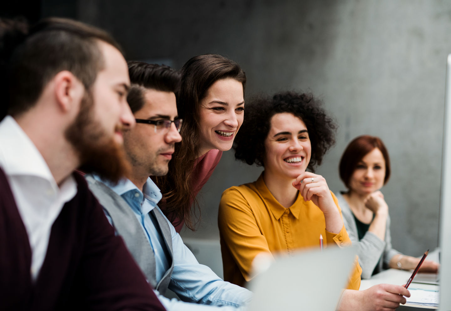 Professorin oder Professor werden: Drei weibliche und zwei männliche Interessierte schauen sich eine Stellenausschreibung für eine Professur auf dem Computerbildschirm an. Foto: © Halfpoint/Getty Images/iStockphoto