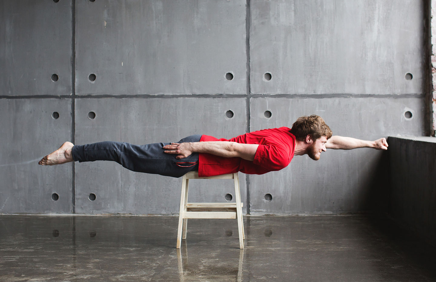 Career Week 2020 an der HWR Berlin: Ein junger Mann liegt bäuchlings auf einem Hocker und reckt seine Beine und einen Arm in Superman-Pose. Foto: © PavelIvanov/iStock/Getty Images Plus