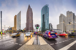 Berlin Potsdamer Platz: Fließender Autoverkehr vor Hochhäusern.