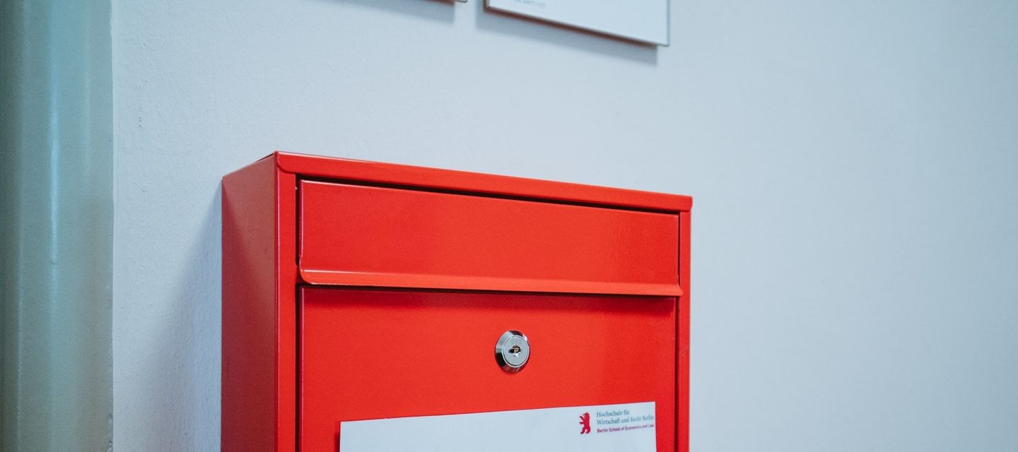 [Translate to English:] Bewerbung für dein Studium: Roter Briefkasten auf grüner Wand an der HWR Berlin. Foto: Oana Popa-Costea