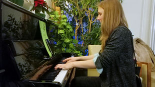 Stipendiatin Emely Hecker begleitete die Weihnachtslieder am Klavier