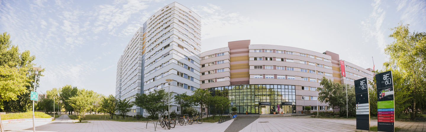 Studying at the Campus Lichtenberg of the HWR Berlin: forecourt of the Campus Lichtenberg, Alt-Friedrichsfelde 60. Photo: Oana Popa-Costea