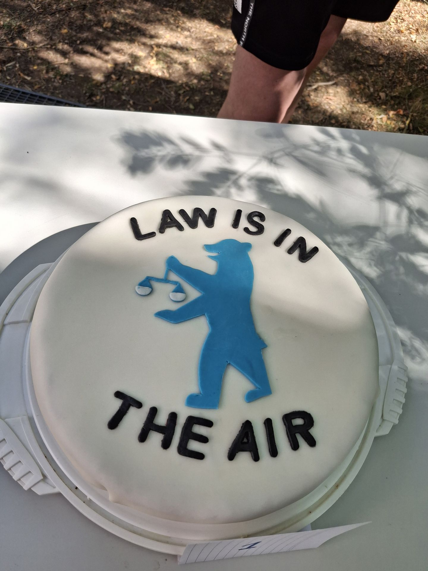 Kuchen mit weißer Glasur Aufschrift Law is in the air