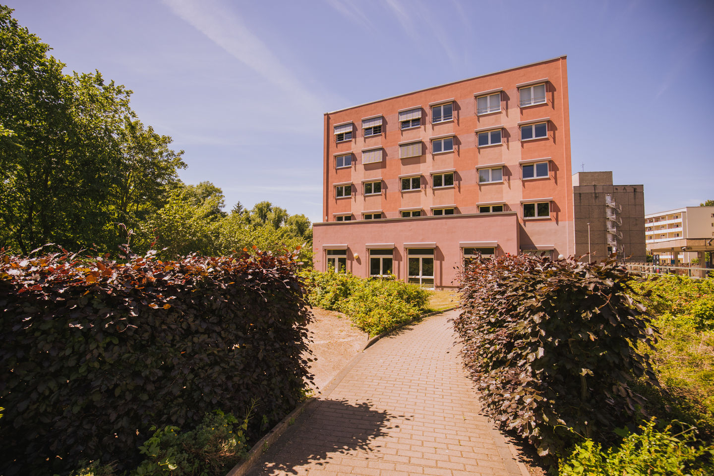 Studium am Campus Lichtenberg der HWR Berlin: Haus 5, von Haus 6A und 6B kommend. Foto: Oana Popa-Costea