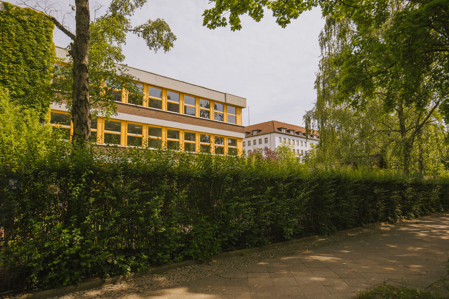 Studium am Campus Schöneberg der HWR Berlin: Rückseite Haus C mit Kitagelände, rechts daneben: Haus A. Foto: Oana Popa-Costea