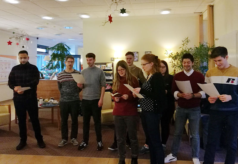 Stipendiatinnen und Stipendiaten der HWR Berlin singen Weihnachtslieder im Seniorenheim.