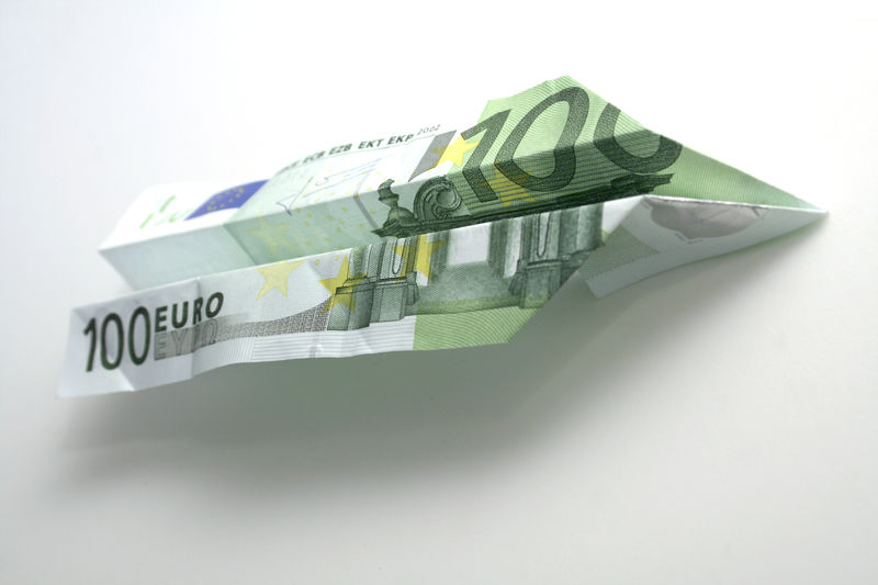 Erfolgreich für ein Stipendium bewerben: Ein Hundert-Euro-Schein ist wie ein Papierflieger gefaltet. Foto: © eyelens/iStock/Getty Images Plus