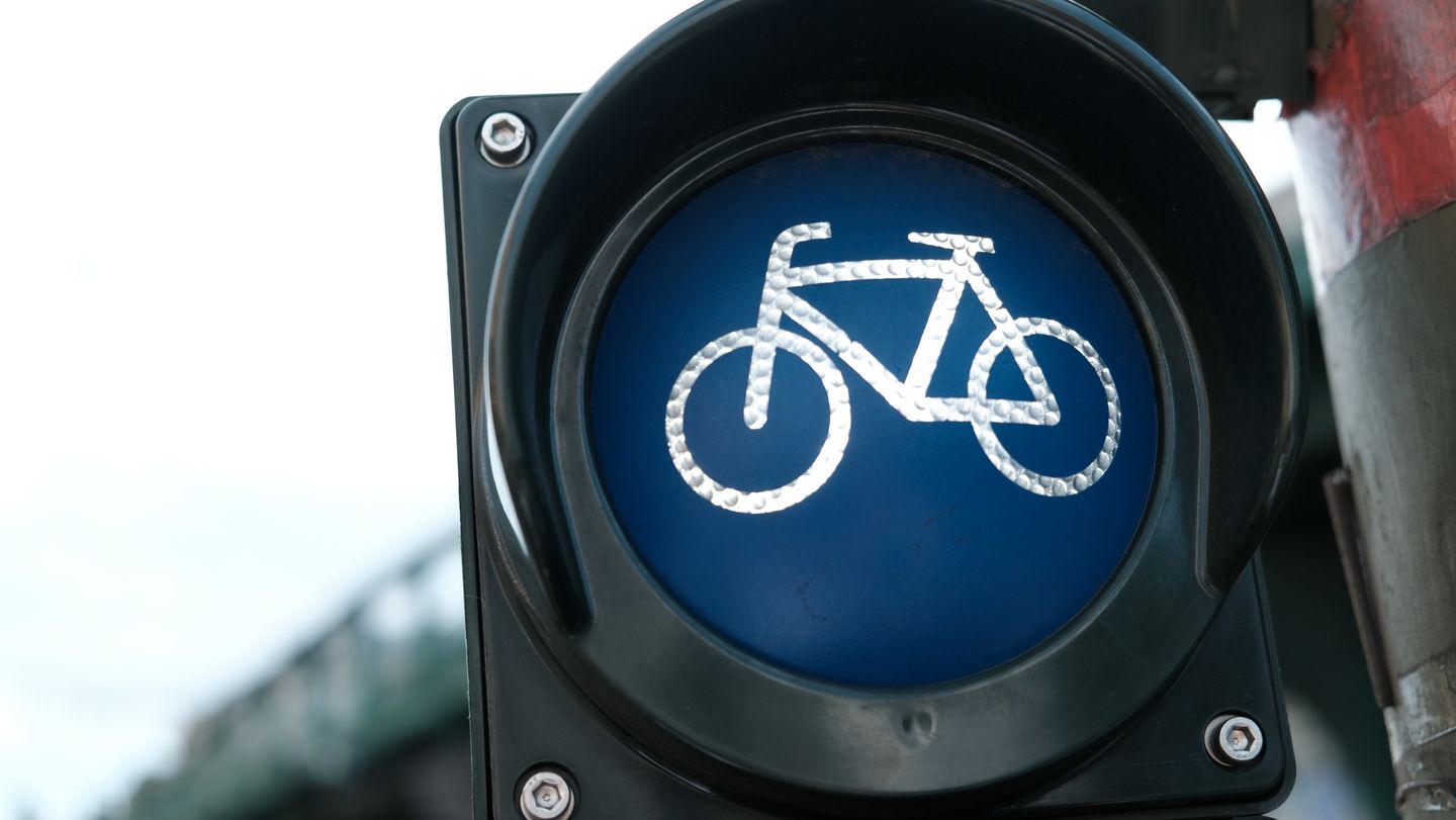 Grüne Welle für Fahrräder: Jetzt anmelden zur Aktion Stadtradeln und CO2 einsparen. Foto: © Cineberg/Getty Images/iStockphoto Das Bild zeigt eine Ampel, die für Fahrräder auf Grün steht. Foto: © Cineberg/Getty Images/iStockphoto