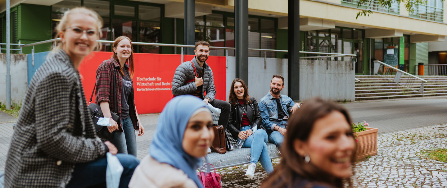 Summer semester 2022: Students of the HWR Berlin sit in the courtyard in front of the entrance to the university at the Lichtenberg campus. Photo: Oana Popa-Costea