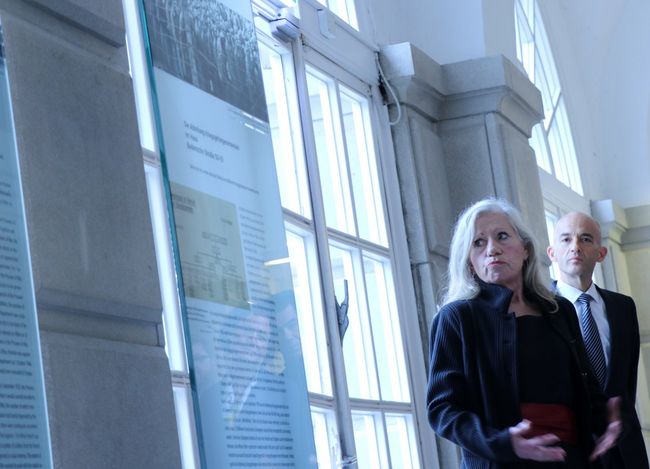 Designerin Helga Lieser hat das Gedenktafel-Triptychon entworfen. Es klärt über die Arbeit der Abteilung Kriegsgefangenenwesen des Oberkommandos der Wehrmacht in diesem Gebäude von 1940 bis 1944 auf.