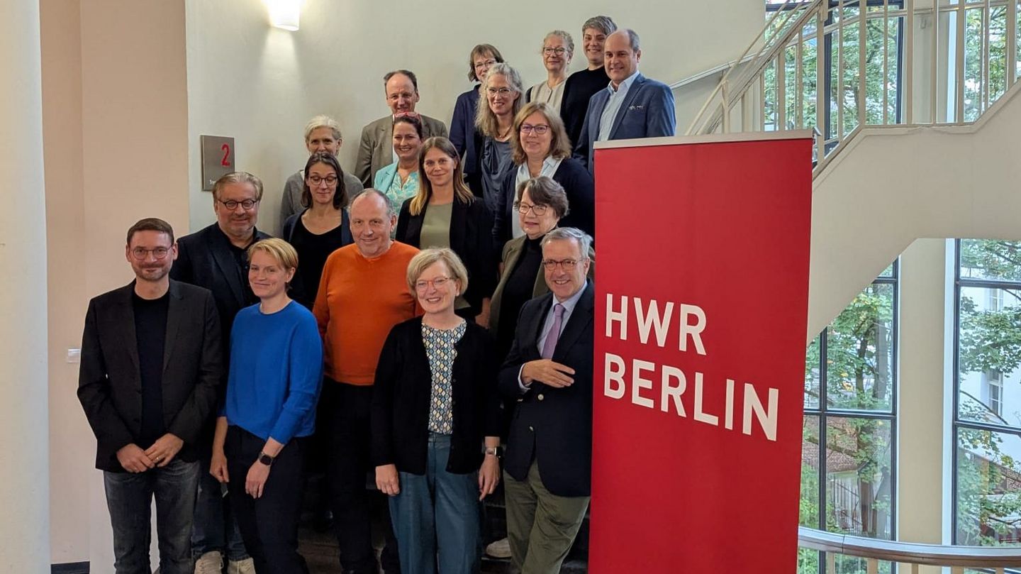 Gruppenfoto der Teilnehmenden auf Treppe