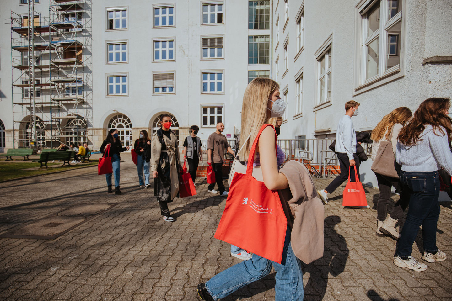 Summer semester 2022: Tour of the Schöneberg campus of the HWR Berlin for the opening of the semester. Photo: Oana Popa-Costea Summer semester 2022: Tour of the Schöneberg campus of the HWR Berlin for the opening of the semester. Photo: Oana Popa-Costea