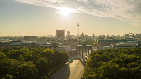 Panorama von Berlin: Sicht auf das Brandenburger Tor mit dem Fernsehturm im Hintergrund. Foto: © FlyHigh Stock UG/iStock/Getty Images Plus