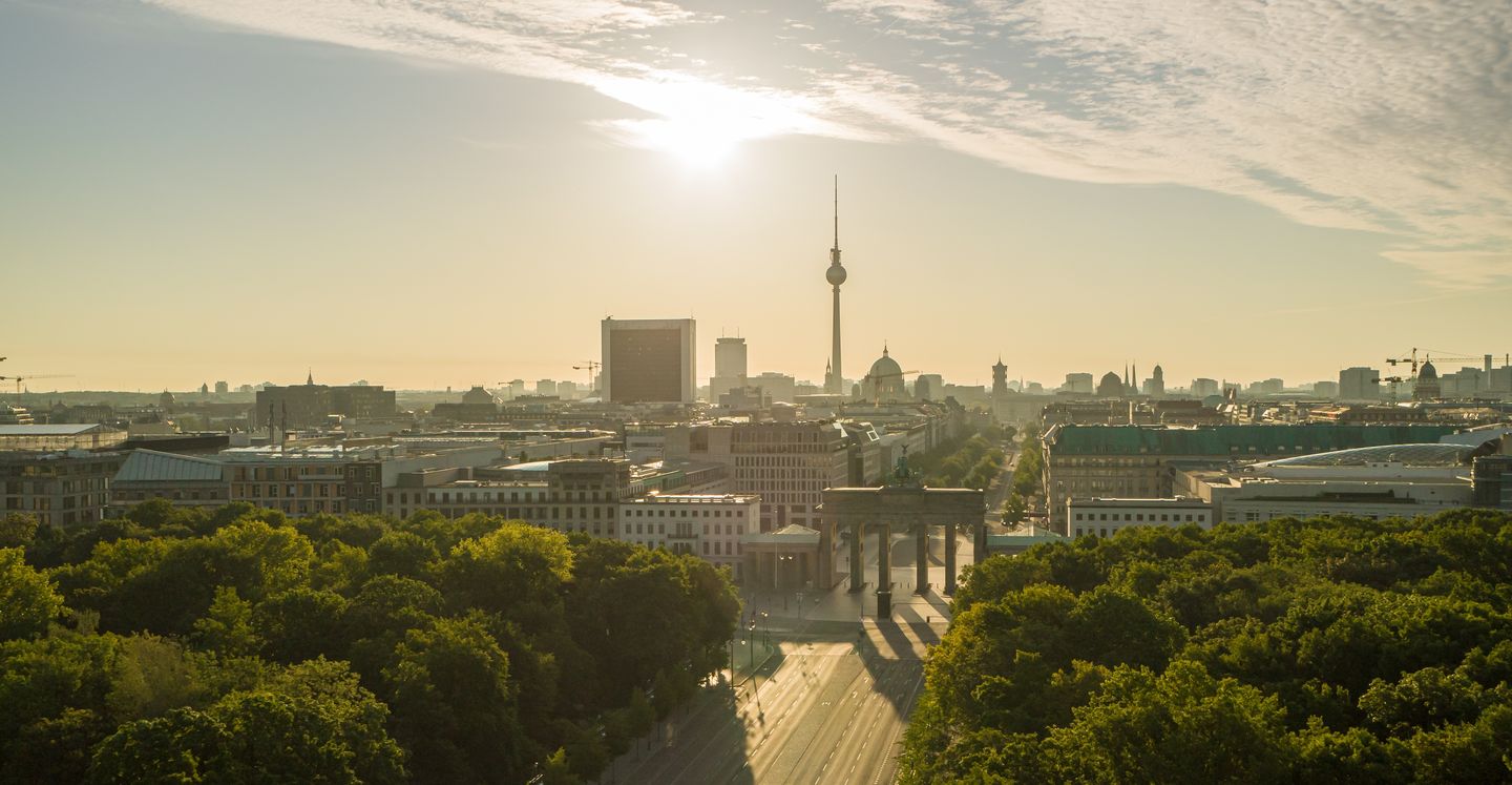 Panorama von Berlin: Sicht auf das Brandenburger Tor mit dem Fernsehturm im Hintergrund. Foto: © FlyHigh Stock UG/iStock/Getty Images Plus