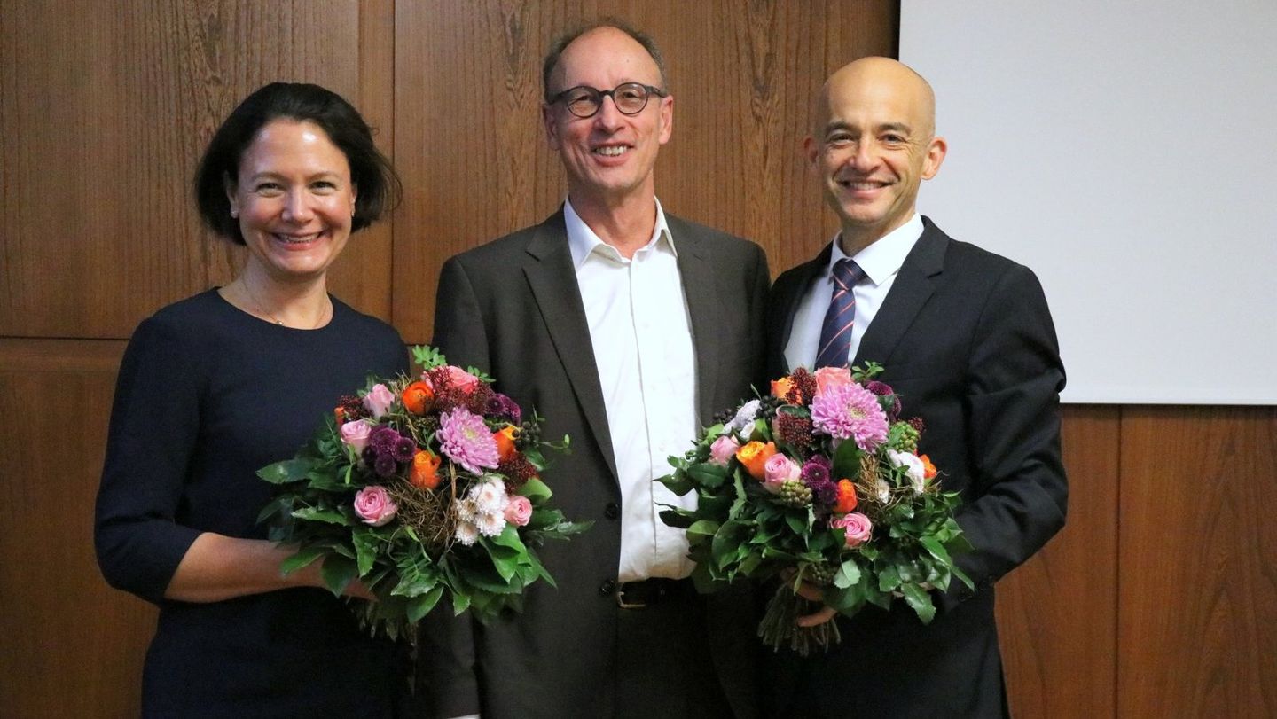Prof. Dr. Andreas Zaby als Präsident der HWR Berlin mit großer Mehrheit wiedergewählt. Der Akademische Senat der Hochschule bestätigte am 26. November 2019 auch die Kanzlerin Dr. Sandra Westerburg im Amt. Prof. Dr. Andreas Zaby als Präsident der HWR Berlin mit großer Mehrheit wiedergewählt. Der Akademische Senat der Hochschule bestätigte am 26. November 2019 auch die Kanzlerin Dr. Sandra Westerburg im Amt.