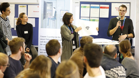 Der Career Service der HWR Berlin unterstützt Studierende beim Einstieg in den Beruf nach dem Studium. Foto: Sebastian Gabsch