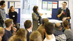 [Translate to English:] Jobs und Karriere: Auf der Career Week der HWR Berlin stellen Unternehmen ihre Stellenangebote vor. Foto: Sebastian Gabsch