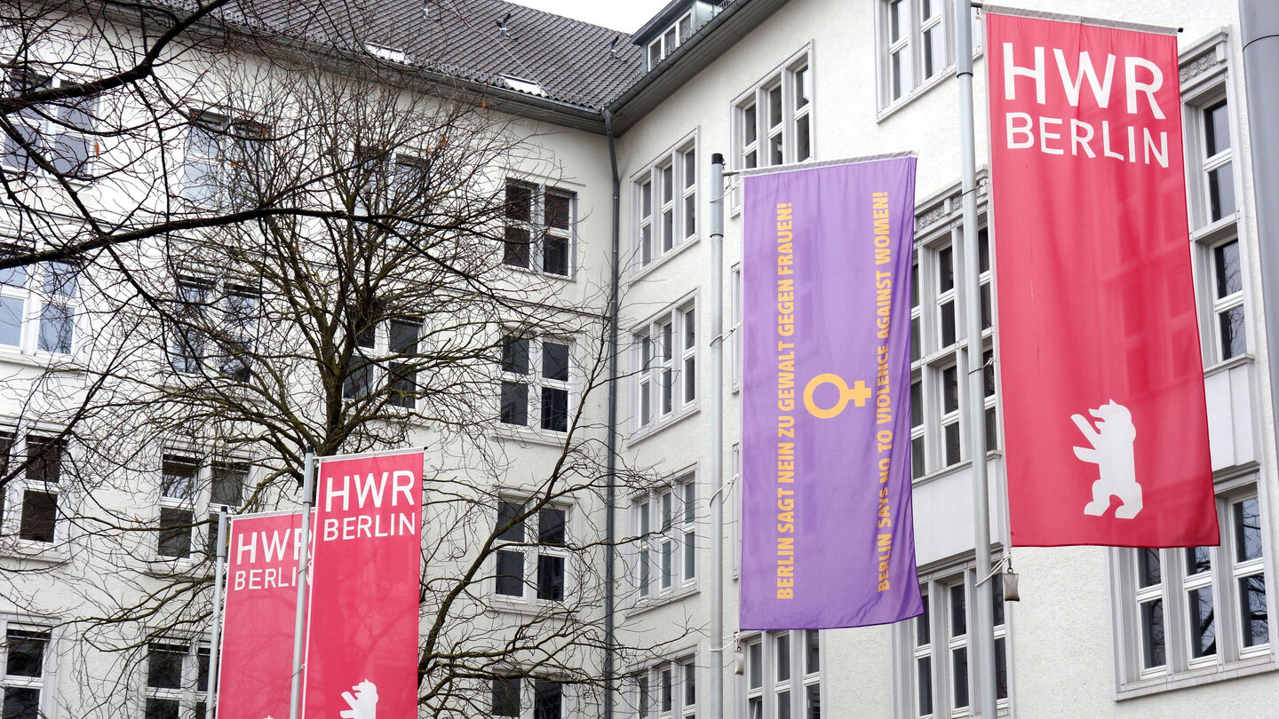 Flagge vor Eingang der Hochschule: Berlin sagt nein zu Gewalt