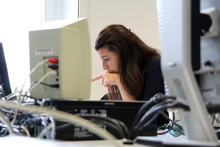 Girls’ Day 2022 an der HWR Berlin: Eine junge Frau sitzt vor dem Rechner und überlegt. Foto: Sylke Schumann / HWR Berlin