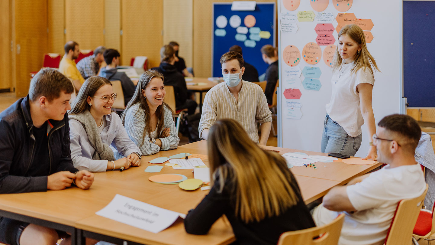 In zwei Workshops im Mai 2022 definiert die HWR Berlin konkrete Maßnahmen für mehr Nachhaltigkeit. Foto: Lukas Schramm Studierende diskutieren an einem Workshop-Tisch: In zwei Workshops im Mai 2022 definiert die HWR Berlin konkrete Maßnahmen für mehr Nachhaltigkeit. Foto: Lukas Schramm