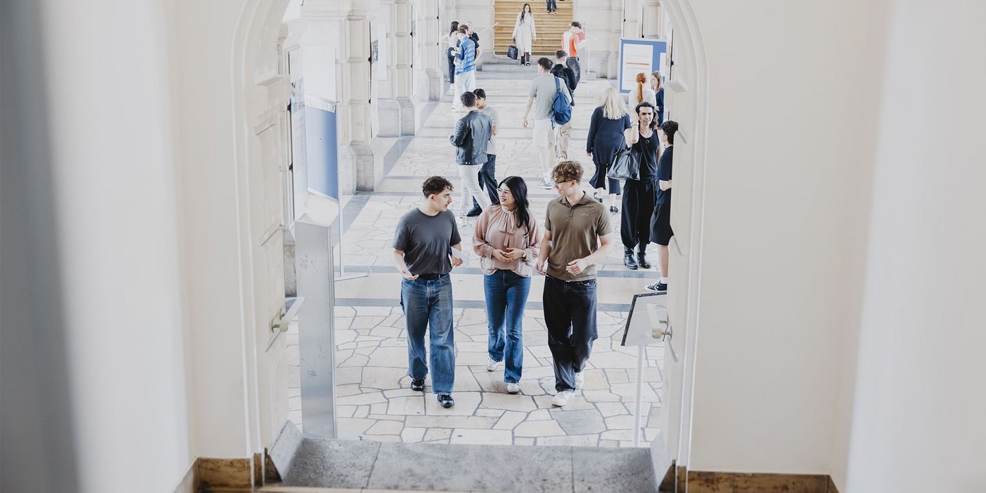 Drei Studierende am Campus Schöneberg der HWR Berlin, die sich unterhalten. 