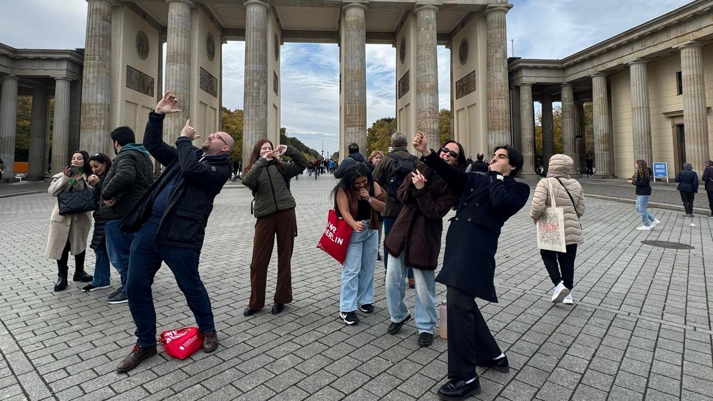Gruppe von Studierenden vor dem Brandenburger Tor