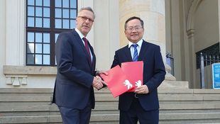 Die Präsidenten Prof. Dr. Jens Hermsdorf (HWR Berlin) und Prof. ZHU (University of Shanghai for Science and Technology- USST) 