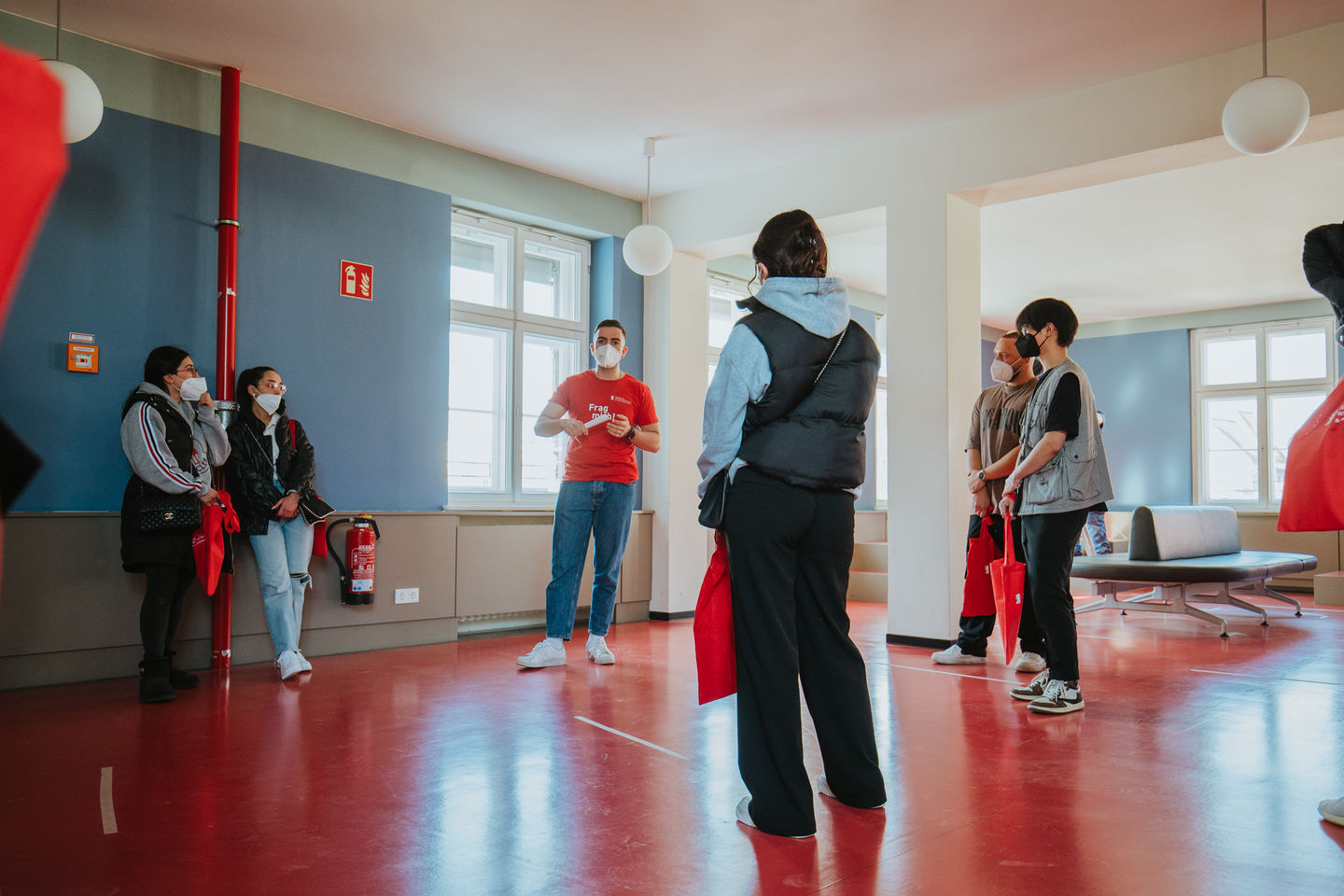 Summer semester 2022: Tour of the Schöneberg campus of the HWR Berlin for the opening of the semester. Photo: Oana Popa-Costea Summer semester 2022: Tour of the Schöneberg campus of the HWR Berlin for the opening of the semester. Photo: Oana Popa-Costea