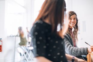 Zwei Studierende schauen sich an