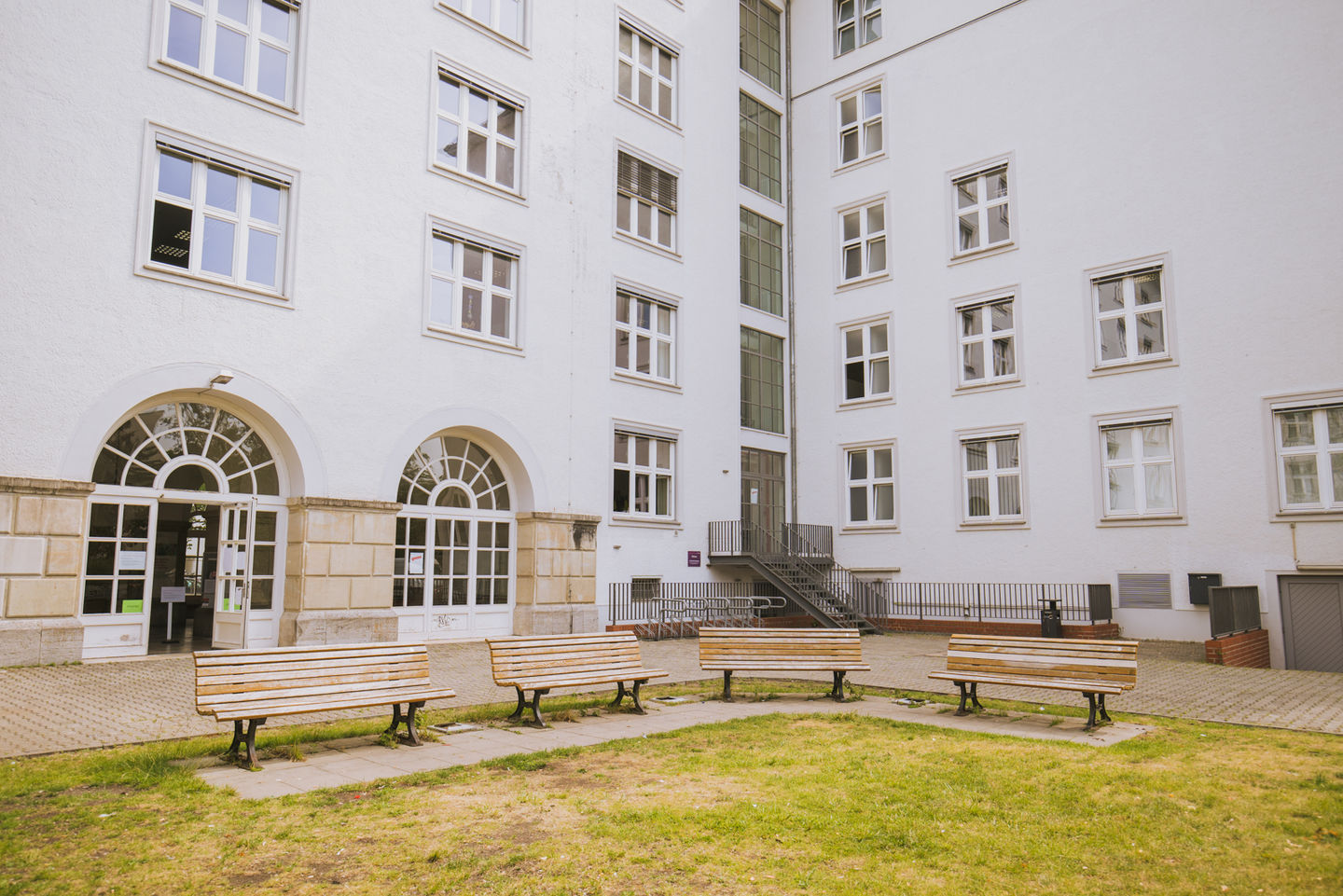 Studium am Campus Schöneberg der HWR Berlin: Innenhof zwischen Haus B (rückseitig) und Haus C. Foto: Oana Popa-Costea