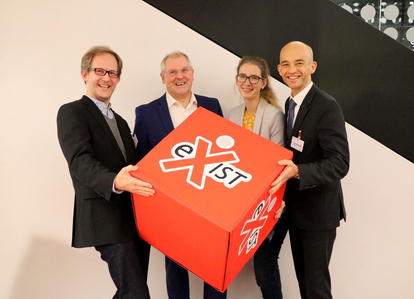 Die HWR Berlin gehört zu den Preisträgern im Förderwettbewerb des Bundeswirtschaftsministeriums EXIST-Potentiale. Arne Meyer-Haake, Christian Gurol, Julia Gunnoltz und Prof. Dr. Andreas Zaby Die HWR Berlin gehört zu den Preisträgern im Förderwettbewerb des Bundeswirtschaftsministeriums EXIST-Potentiale. Arne Meyer-Haake, Christian Gurol, Julia Gunnoltz und Prof. Dr. Andreas Zaby