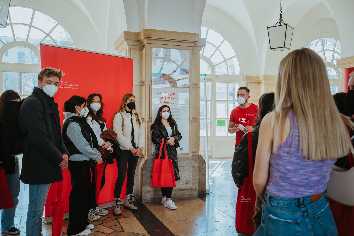Summer semester 2022: Tour of the Schöneberg campus of the HWR Berlin for the opening of the semester. Photo: Oana Popa-Costea Summer semester 2022: Tour of the Schöneberg campus of the HWR Berlin for the opening of the semester. Photo: Oana Popa-Costea