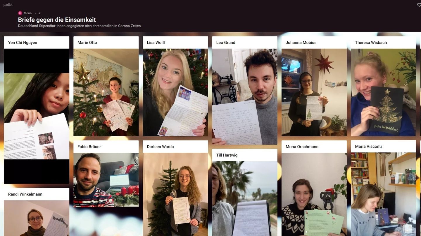 Screenshot von Studierenden, die ihre Briefe hochhalten.