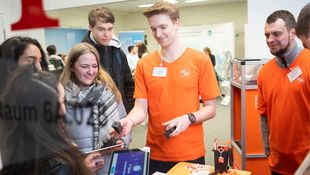 Vier Studieninteressierte am Stand der BSR beim Tag des dualen Studiums der HWR Berlin 2019. Foto: Hartung