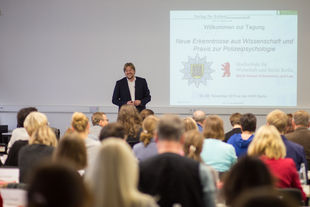 Prof. Dr. Wim Nettelnstroth bei der Fachtagung für Polizeipsychologie vom 4. bis 6. November 2019 an der HWR Berlin.