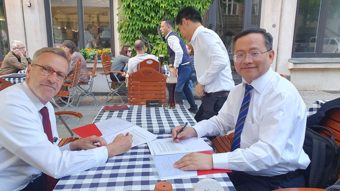 Prof. Dr. Jens Hermsdorf (HWR Berlin) und Prof. ZHU (University of Shanghai for Science and Technology- USST) 