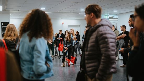 Große stehende Menge von Menschen in einem Raum der HWR Berlin. Foto: Oana Popa-Costea