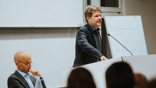 Robert Habeck, Bundesvorsitzender der Grünen, spricht beim 19. Nachhaltigkeitsforum der HWR Berlin am 4. November 2019.