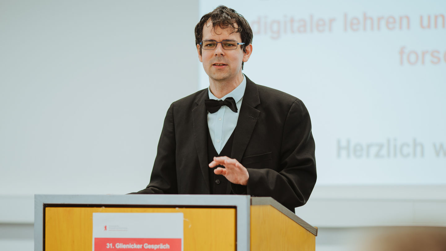 Prof. Dr. Erik Kraatz eröffnet das 31. Glienicker Gespräch an der HWR Berlin. Foto: Oana Popa-Costea