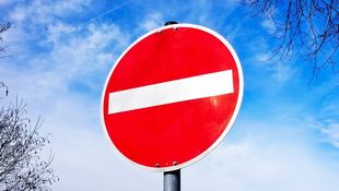 Das Foto zeigt ein rot-weißes Einfahrt-verboten-Schild vor blauem Himmel. Foto: © 1stGallery/iStock/Getty Images Plus