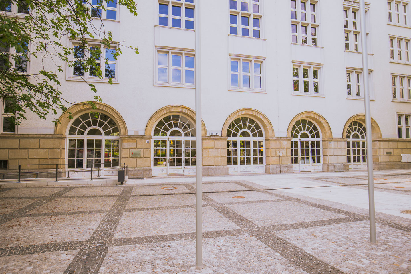 Studium am Campus Schöneberg der HWR Berlin: Vorplatz und Haupteingang Haus B. Foto: Oana Popa-Costea