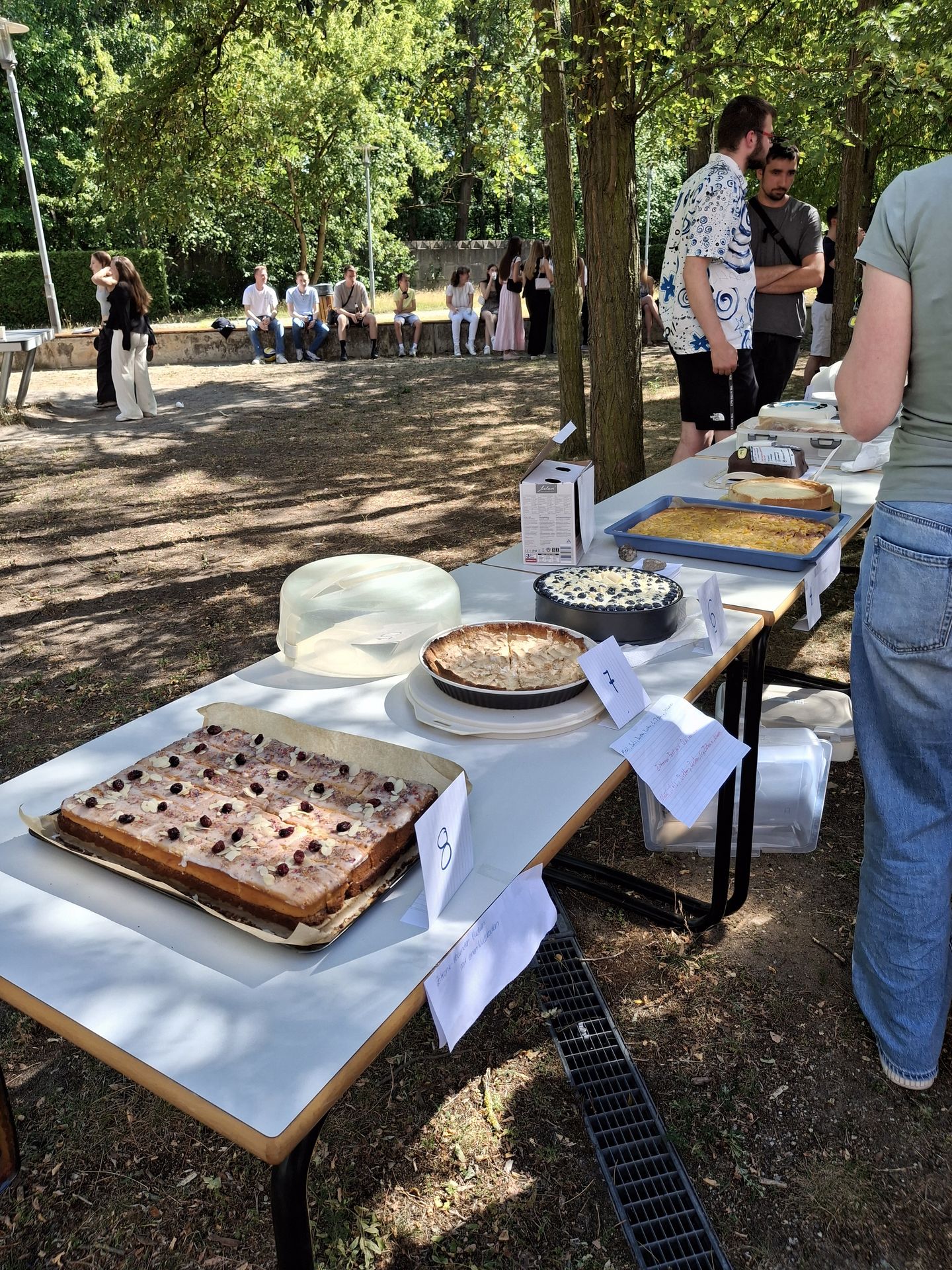Tisch mit verschiedenen Kuchen