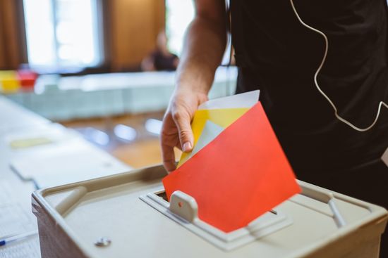 Studierendenwahlen 2022 an der HWR Berlin: Roter Umschlag wird in eine Wahlurne geworfen. Foto: Oana Popa-Costea
